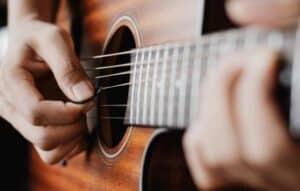 Aprende a tocar guitarra fácilmente gratis